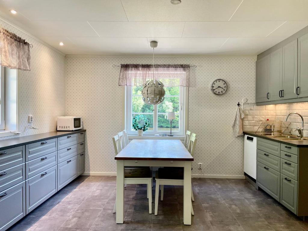 Kuchyň nebo kuchyňský kout v ubytování Holiday Home Småland Paradiset