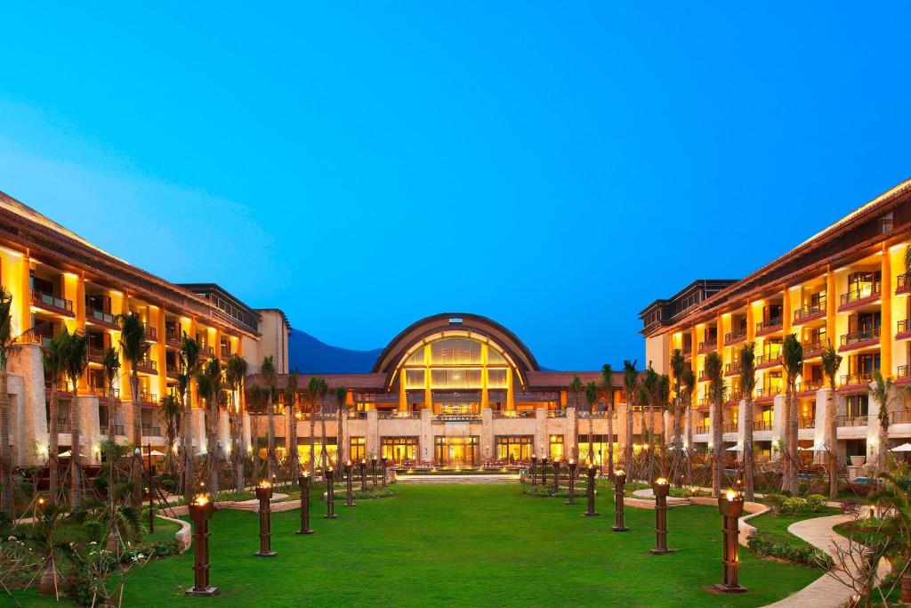 un bâtiment avec une cour arborée et lumineuse dans l'établissement The St. Regis Sanya Yalong Bay Resort, à Sanya