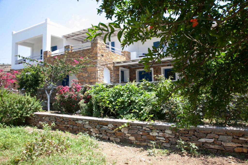 una casa con un jardín delante de ella en Ο Μήλας en Agios Dimitrios