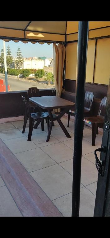 a picnic table and chairs on a patio at Isila blanca in Sidi Bouzid