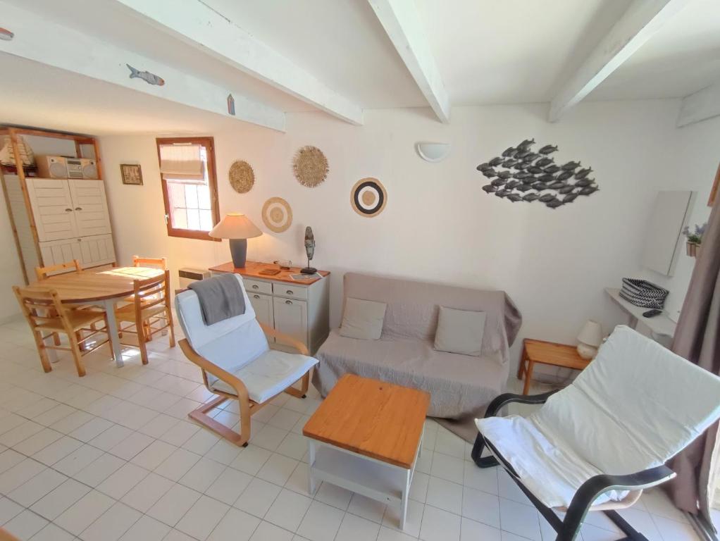 Posedenie v ubytovaní SOPRALYNES Agréable T2 Cabine Mezzanine avec grande terrasse Richelieu Cap d'Agde