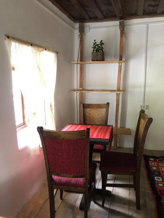 Posedenie v ubytovaní Guesthouse Kujtimi