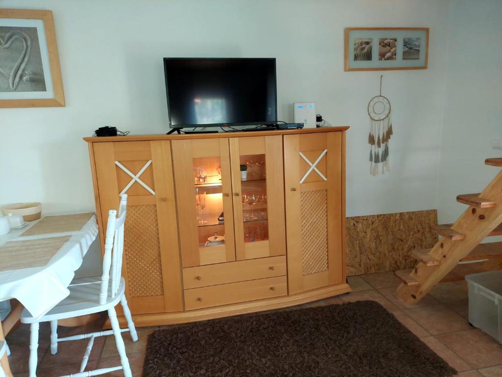 TV a/nebo společenská místnost v ubytování Domus Mare domek 3