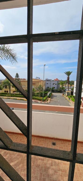 een raam met uitzicht op een straat bij Residence L'ermitage One bedroom apartment in Mohammedia