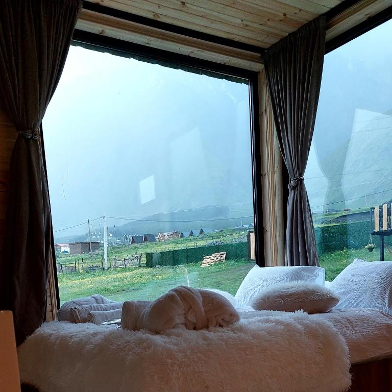 Postel nebo postele na pokoji v ubytování mood villa Kazbegi