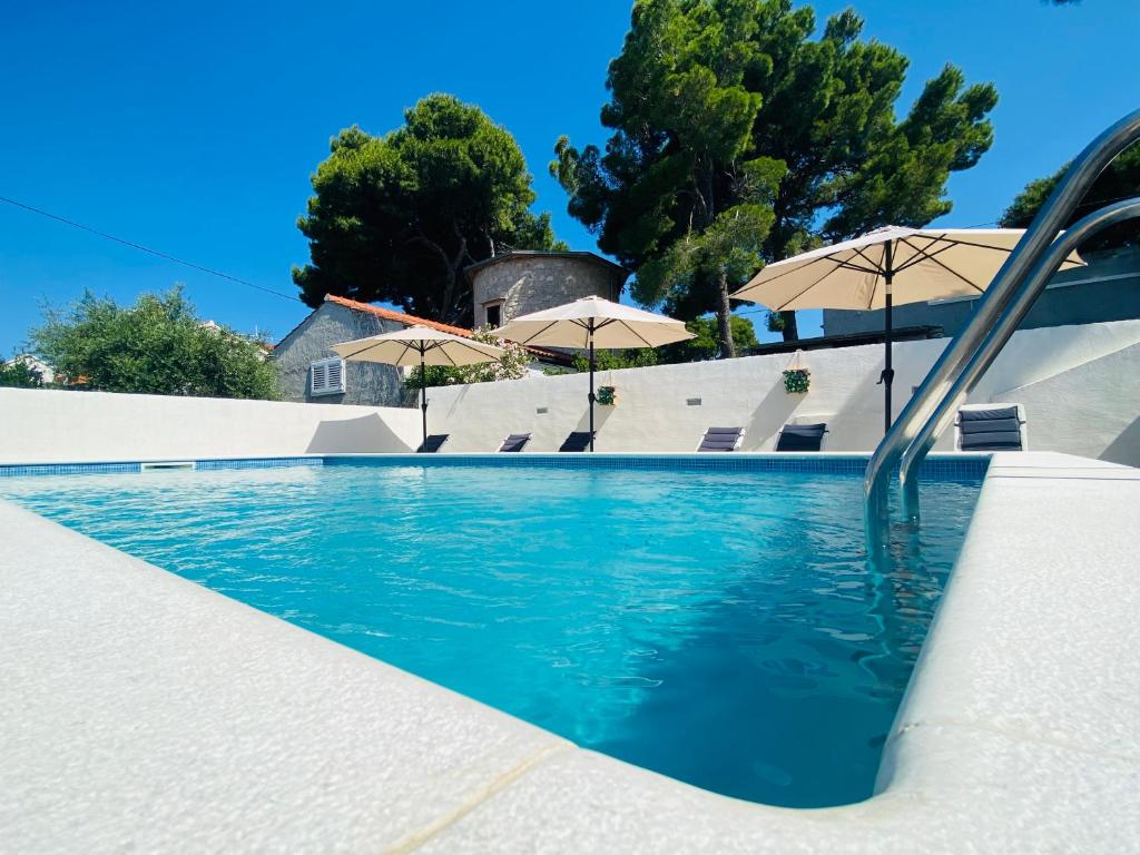 Sea-Views Brazza Apartments with Private Pool