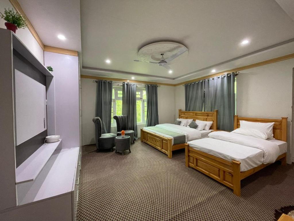 Postel nebo postele na pokoji v ubytování Skardu Saraye Hotel & Resort