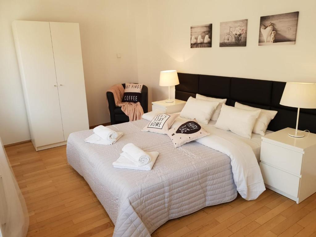 - une chambre avec un grand lit et des serviettes dans l'établissement GOLDEN APARTMENTS with Lift - OLD TOWN, à Cracovie