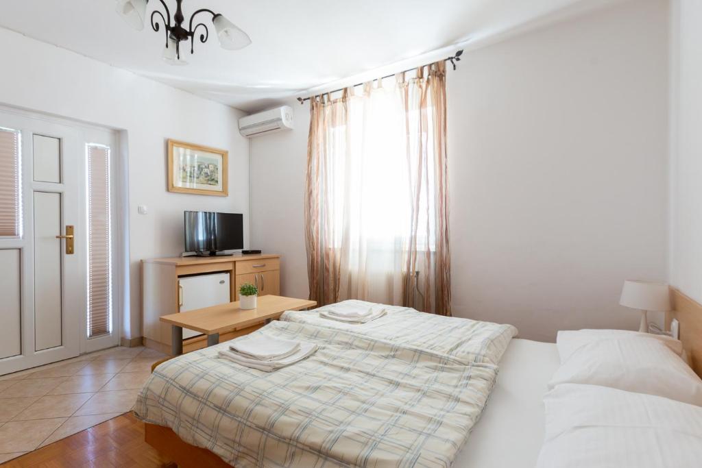 Postel nebo postele na pokoji v ubytování Apartments and Rooms Ješelnik