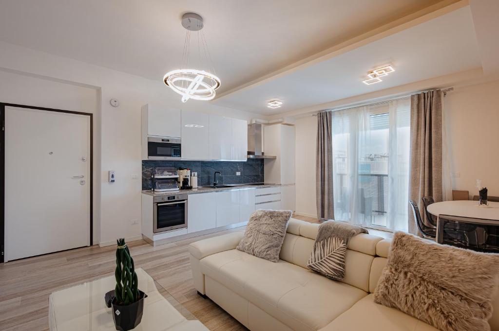 Hotel Home Sweet Home, a living room with a couch and a kitchen at Home Sweet Home in Bologna