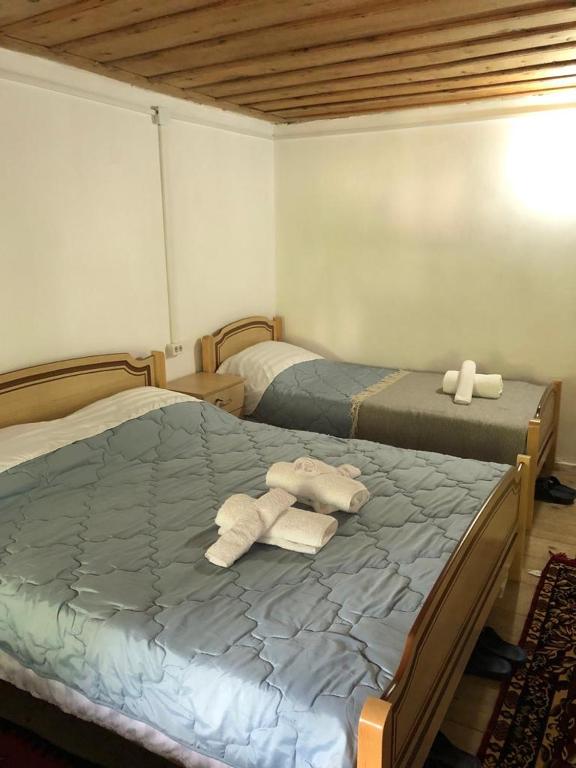 Posteľ alebo postele v izbe v ubytovaní Guesthouse Kujtimi