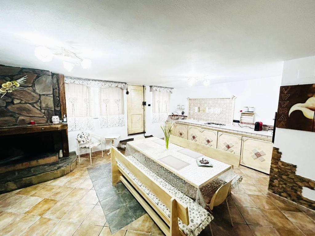 sala de estar con mesa y cocina en Maria Antonietta House, en Porto Torres