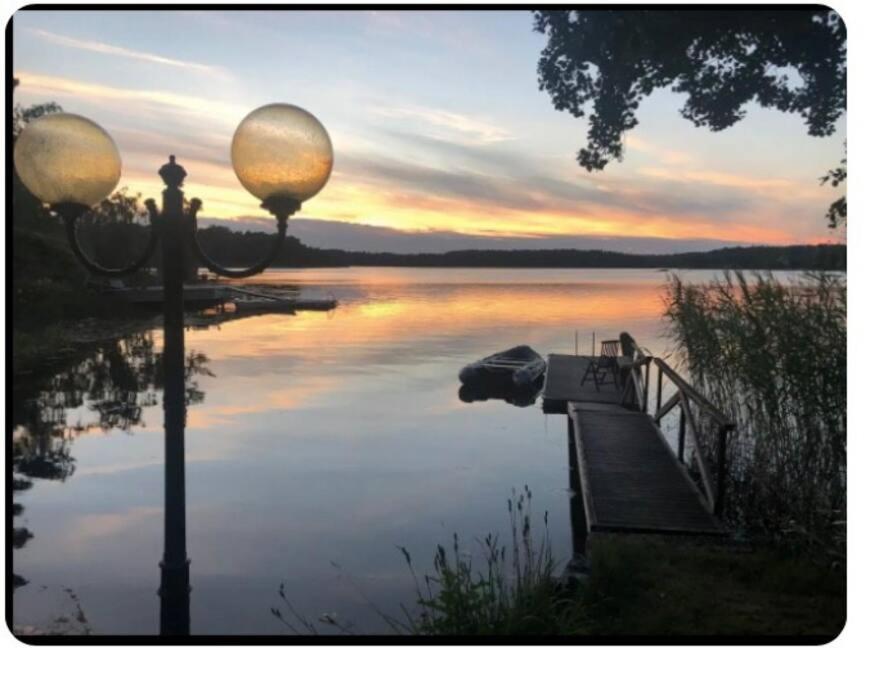 vistas a un lago con 2 luces y un muelle en A wonderful house in the lake. en Estocolmo