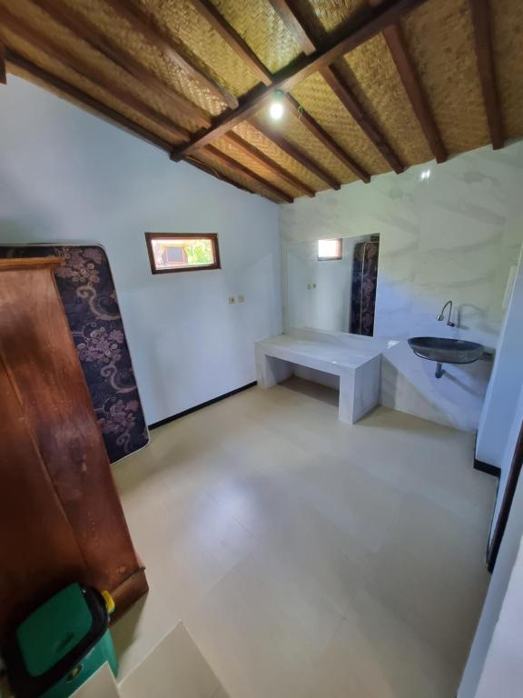 een badkamer met een wastafel en een bad bij Joglo Catu Villa in Singaraja