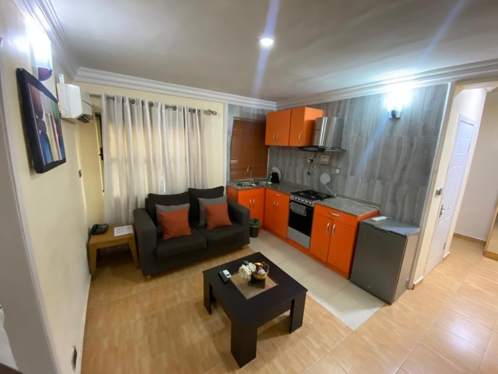 salon z kanapą i stołem w obiekcie Apartment D (Deluxe One Bedroom Apartment) w mieście Lagos