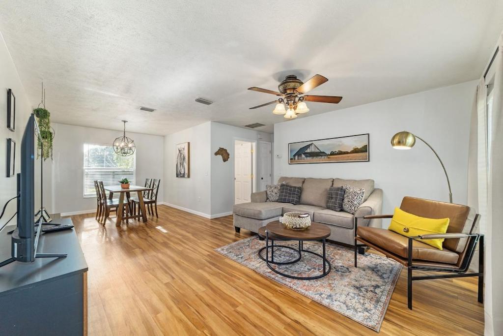 THE GOLDEN PONYNewly Renovated, 8min to WEC, Pet Friendly, Ocala (updated prices 2024)