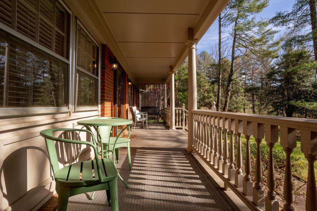 Hilltop at Lake Eden, Black Mountain (updated prices 2024)