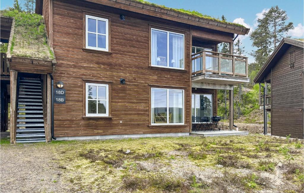 uma casa de madeira com um deque e uma varanda em Awesome Apartment In Slen With Wifi em Stöten