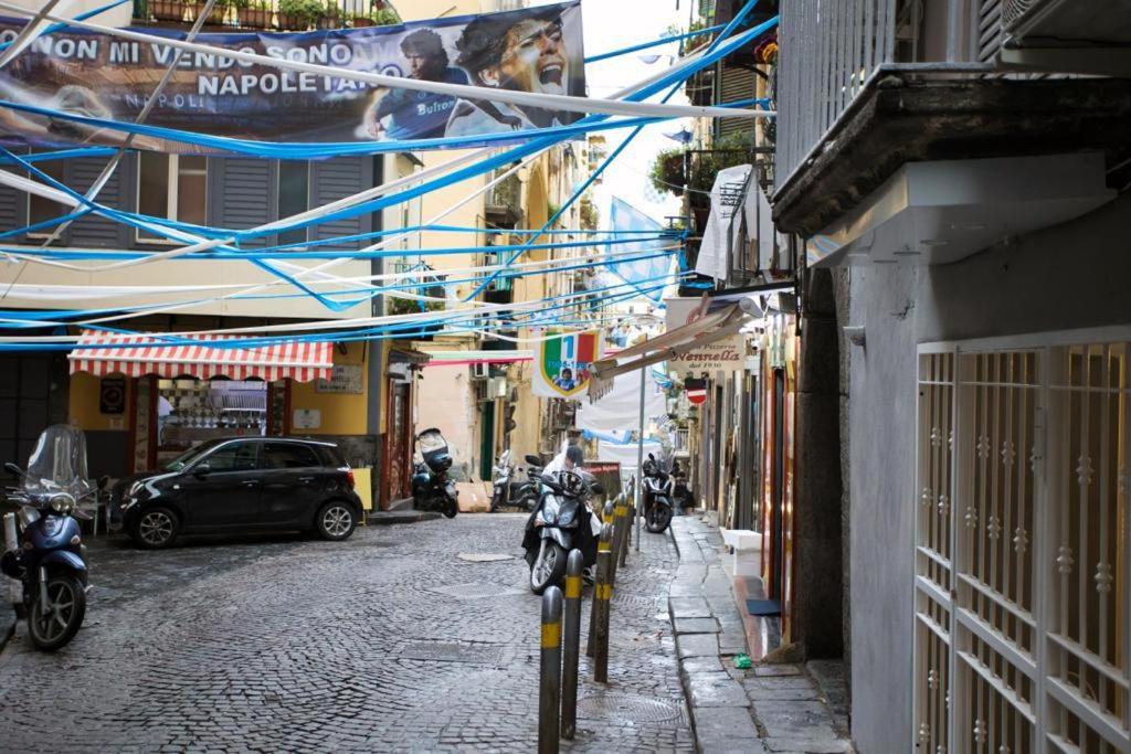 une rue avec des motos garées sur le côté d'un bâtiment dans l'établissement MareLuna Gradoni di Chiaia, à Naples