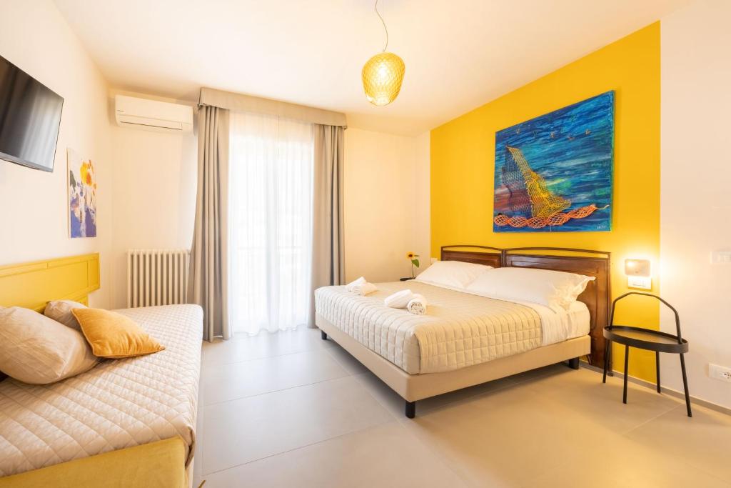 1 dormitorio con 1 cama y 1 sofá en Dea Suite Room, en San Benedetto del Tronto