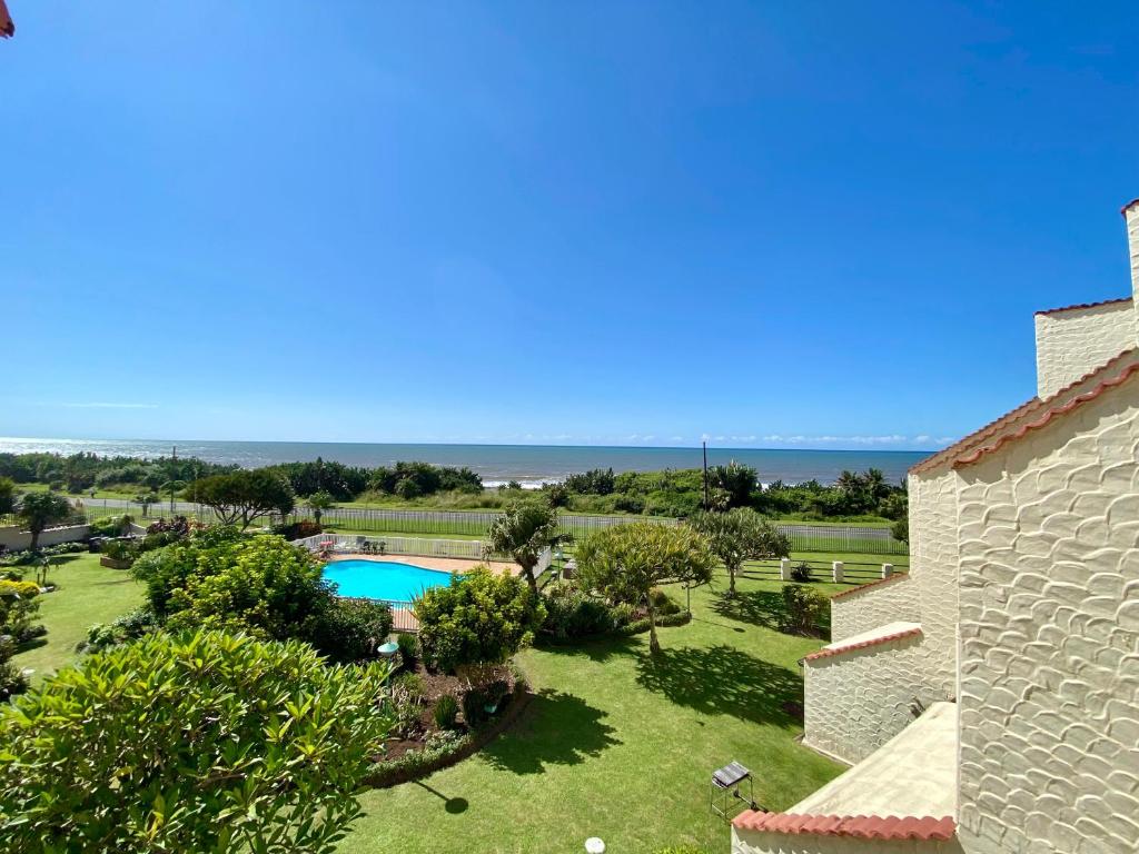 una vista aérea de un complejo con piscina en La Corsica 15, Uvongo, en Margate