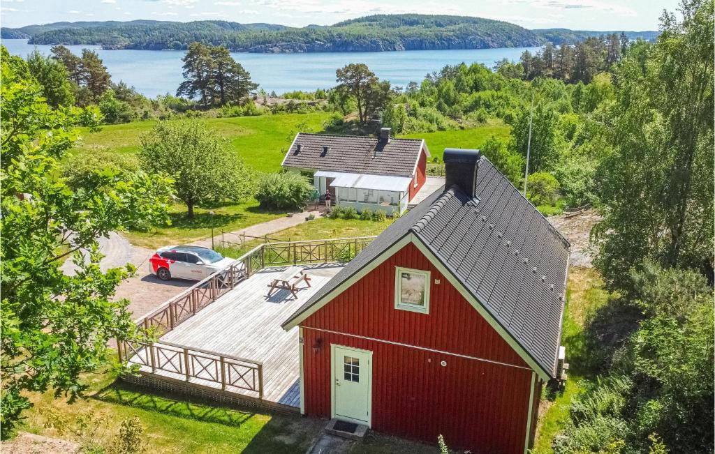 BrastadにあるAmazing Home In Brastad With House Sea Viewの赤い納屋の上空