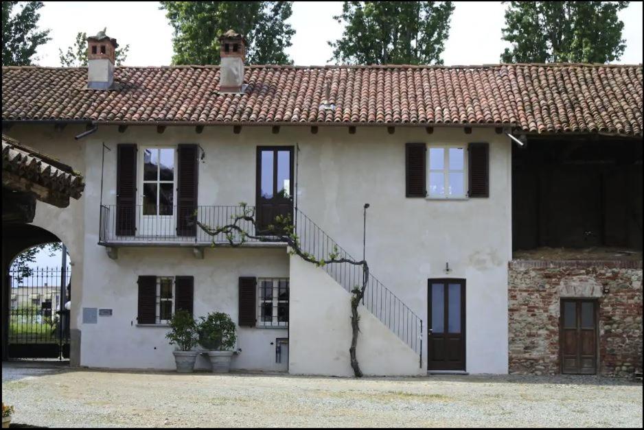 een wit huis met een trap daarheen bij Casa Margarina - Self catering apartment in Saluzzo