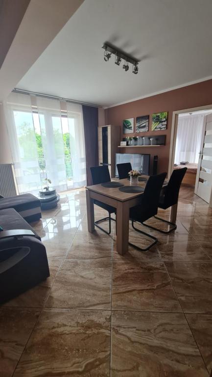 sala de estar con mesa y sillas en Apartment Pegaz & Aqua Marina, en Świnoujście