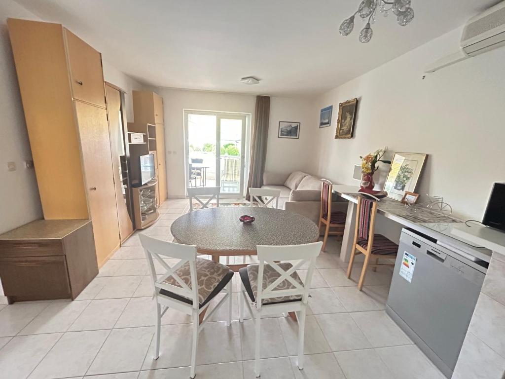 Kuchyň nebo kuchyňský kout v ubytování Apartments Sanda