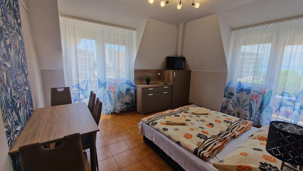 Postel nebo postele na pokoji v ubytování Napsugár Apartmanház