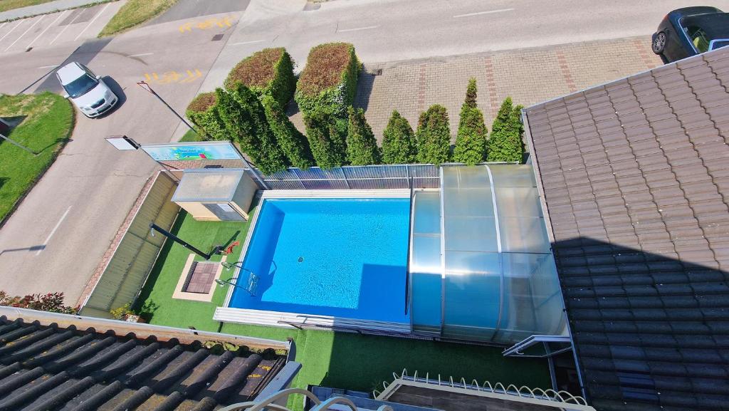 Bazén v ubytování Napsugár Apartmanház nebo v jeho okolí