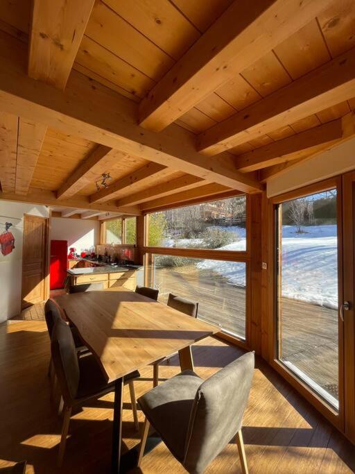 une salle à manger en bois avec une table et des chaises dans l'établissement Chalet - Chambre de Francesco - 2 lits superposés, à Briançon