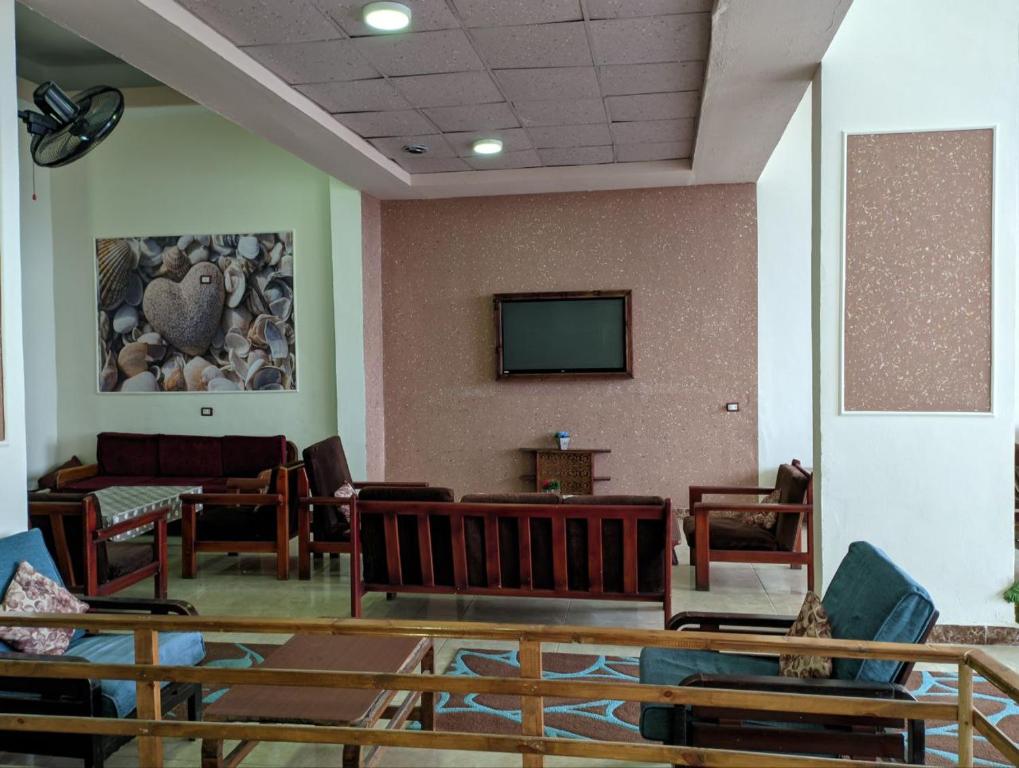 TV a/nebo společenská místnost v ubytování Royal Crown Hotel Marsa Matruh عائلات فقط