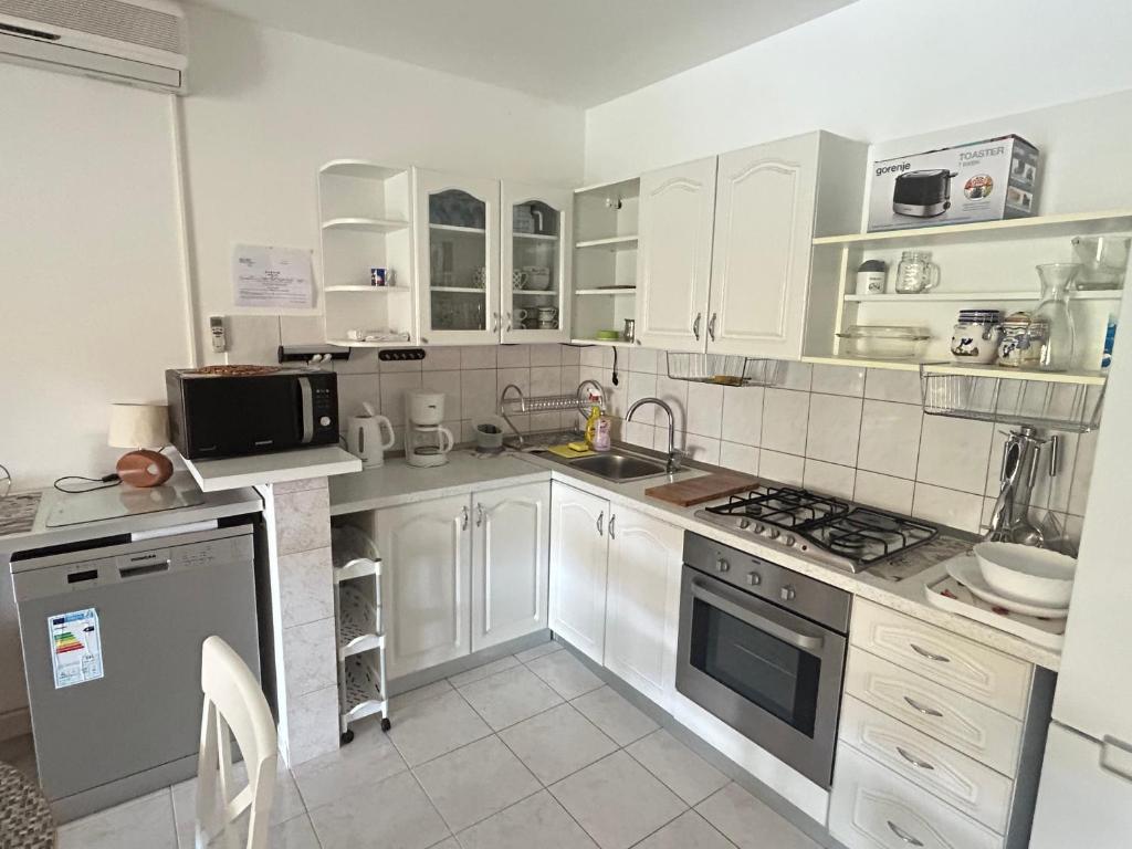 Kuchyň nebo kuchyňský kout v ubytování Apartments Sanda