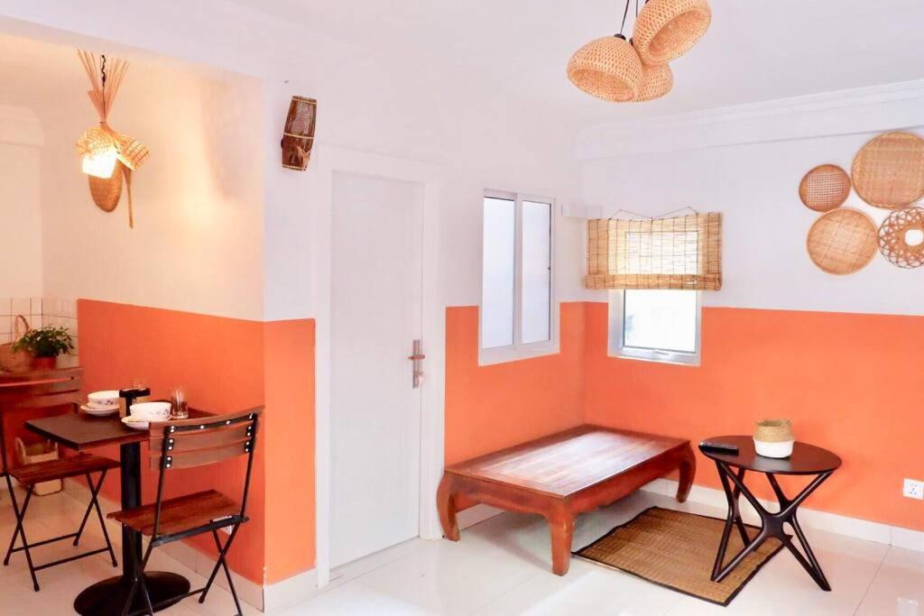 uma sala de estar com um banco e uma mesa em Tiny yet Beautiful apartment in the heart of Phnom Penh, Near central market em Phnom Penh