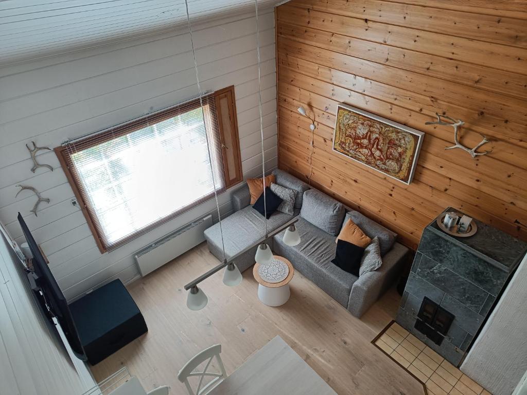 una vista aérea de una sala de estar con sofá y ventana en Ylläs Nilimaja en Ylläsjärvi