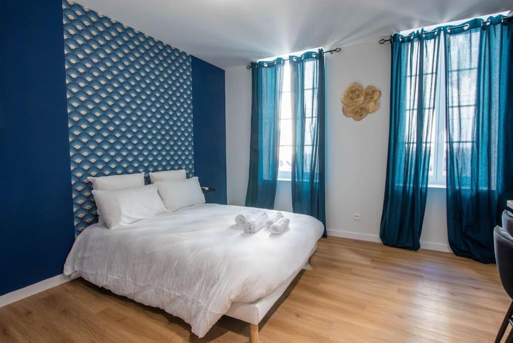 Schlafzimmer mit einem Bett mit blauen Wänden und blauen Vorhängen in der Unterkunft Welcomeagen*The Artist*Clim*Fibre in Agen