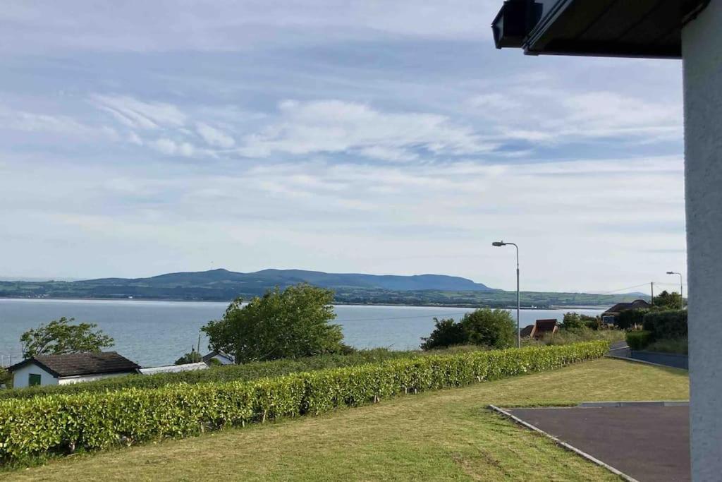 Blick auf einen Wasserkörper aus einem Haus in der Unterkunft Magnificent Views over Dungarvan Bay, Ring, Waterford , Panoramic Sea Views, in Dungarvan