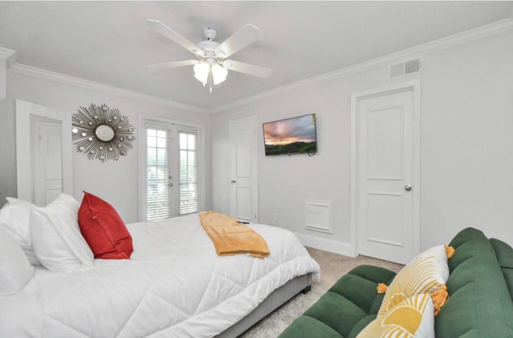 Modernized Private Master suite - Housity