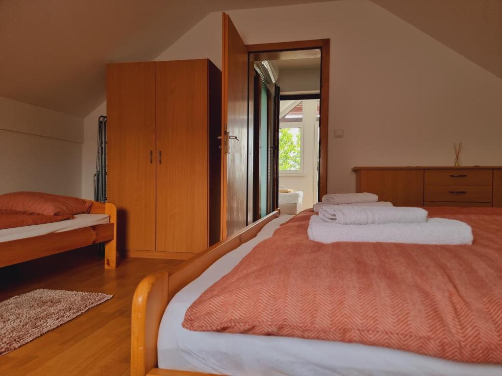 Postel nebo postele na pokoji v ubytování Sweet Hideout Filovci