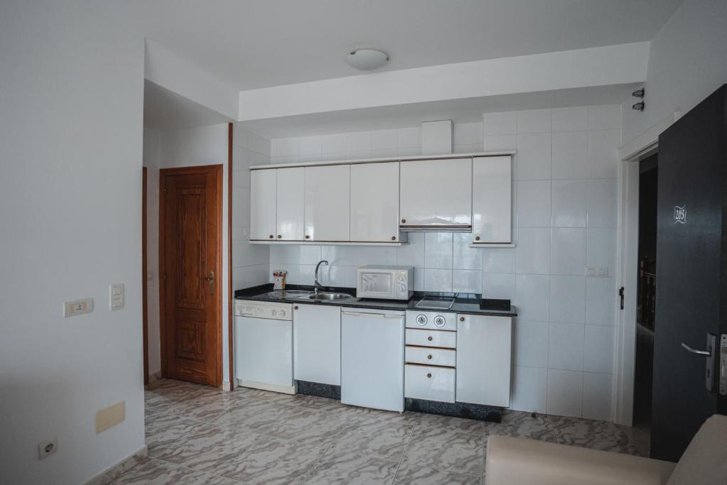 A kitchen or kitchenette at Apartamentos Coral Do Mar I