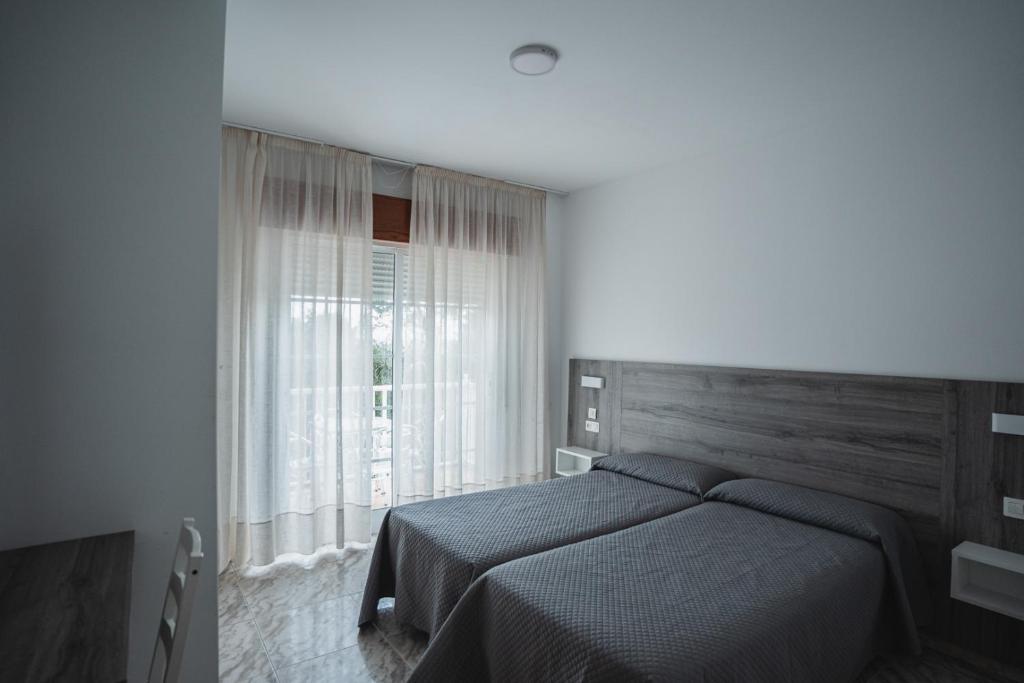 A bed or beds in a room at Apartamentos Coral Do Mar I
