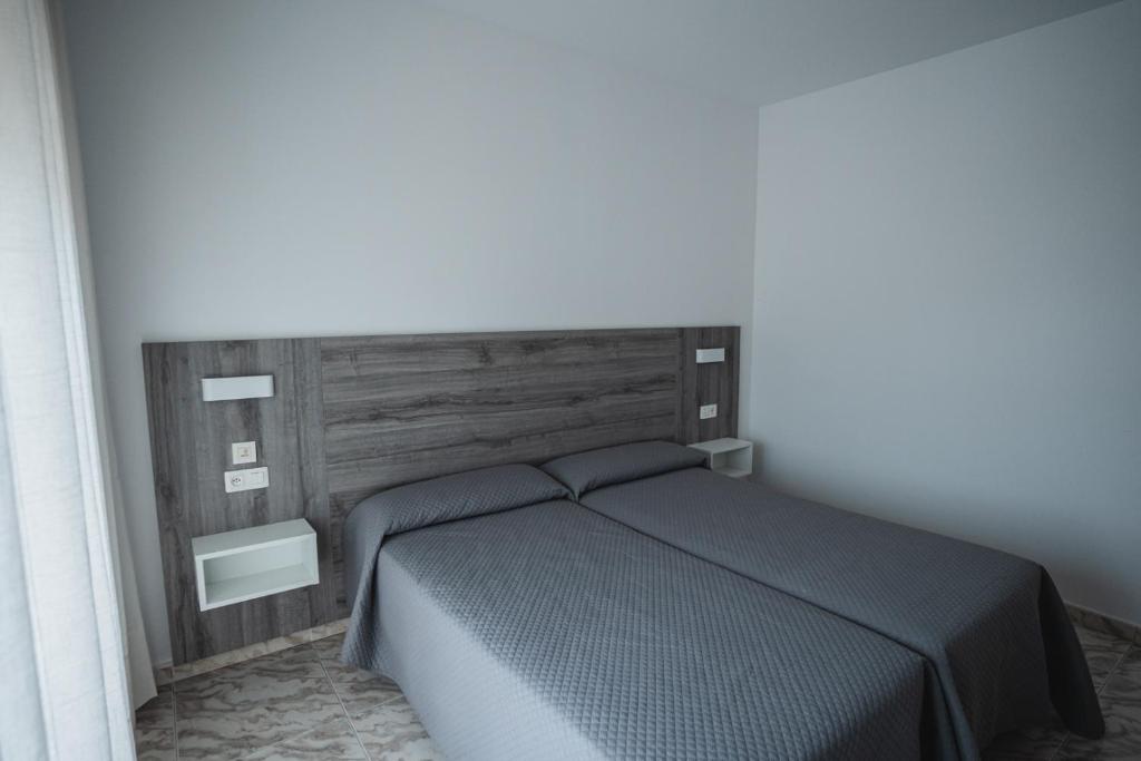 A bed or beds in a room at Apartamentos Coral Do Mar I