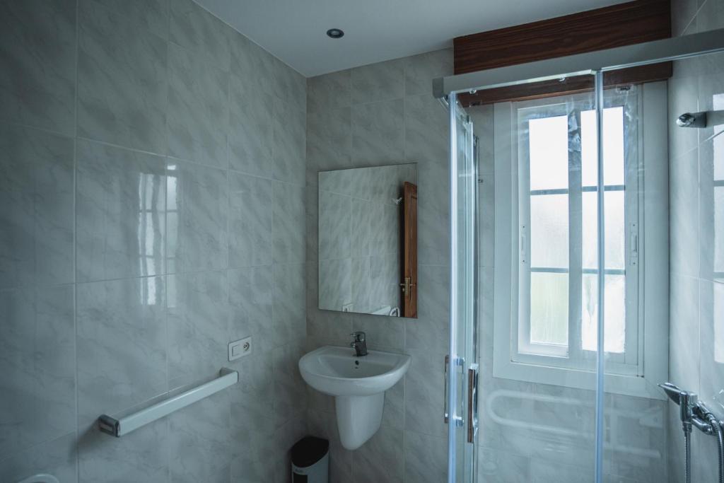 A bathroom at Apartamentos Coral Do Mar I