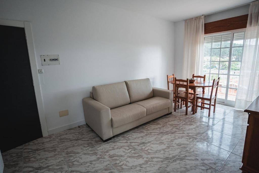 A seating area at Apartamentos Coral Do Mar I