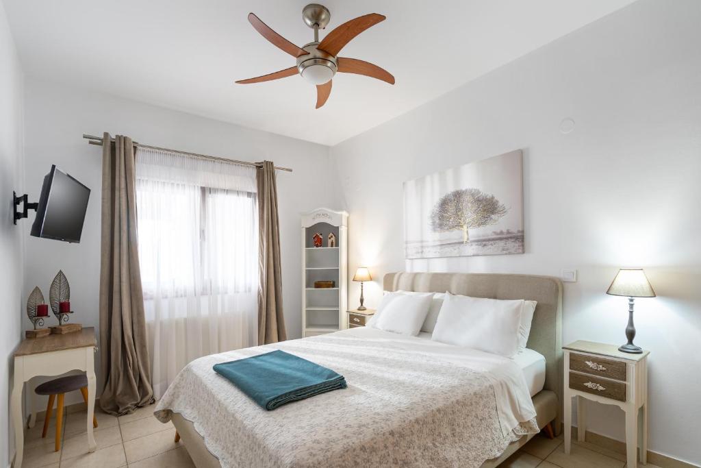 Postel nebo postele na pokoji v ubytování Areti InCreteble Cretan Residences Collection
