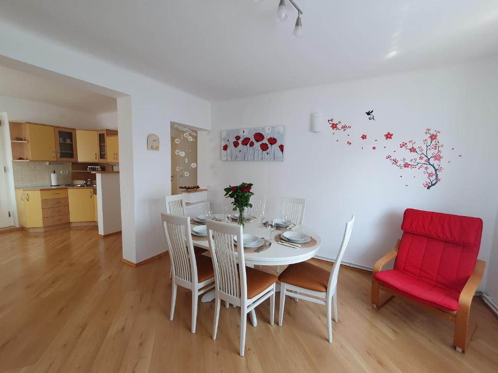 comedor con mesa y silla roja en Apartment Sonata, en Kamnik