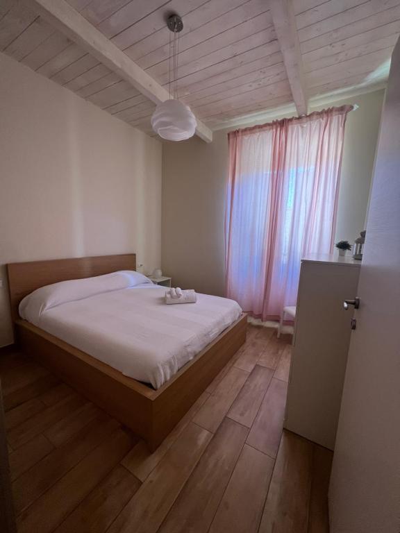 Un dormitorio con una cama grande y una ventana en Sea apartments2, en Terracina