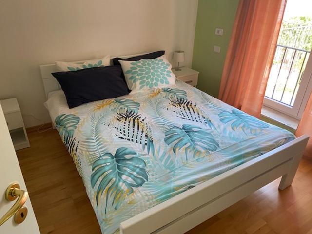 łóżko z kolorową kołdrą w obiekcie Meduza&Manta w mieście Izola
