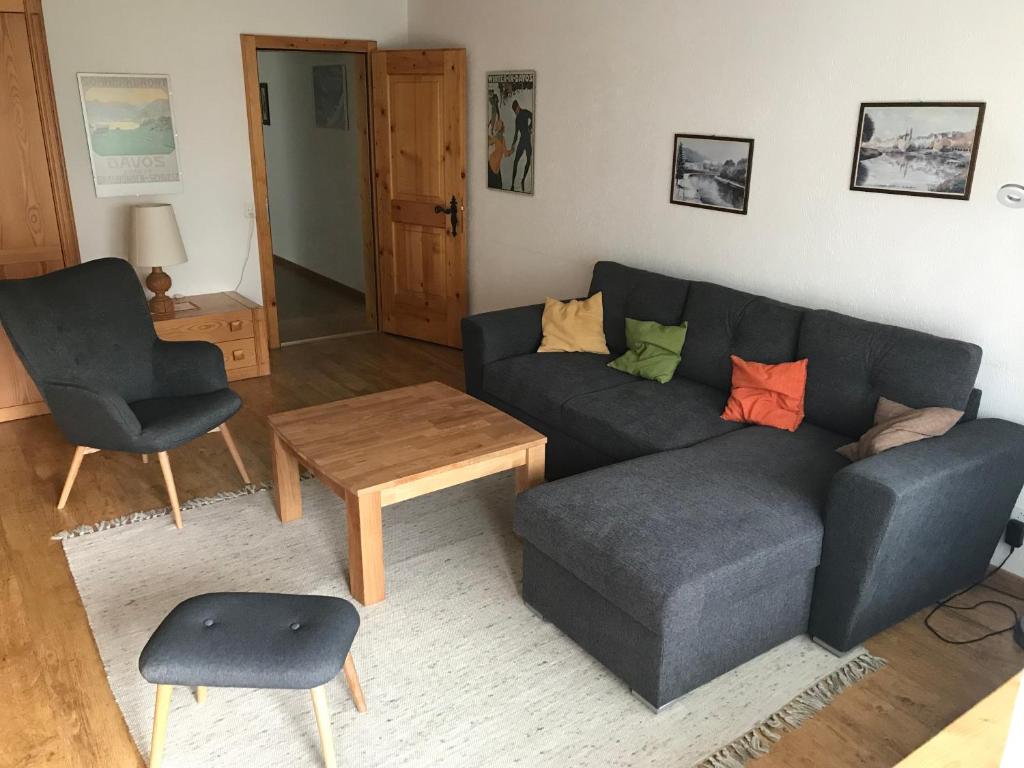 uma sala de estar com um sofá e uma mesa em Ferienwohnung in Davos em Davos